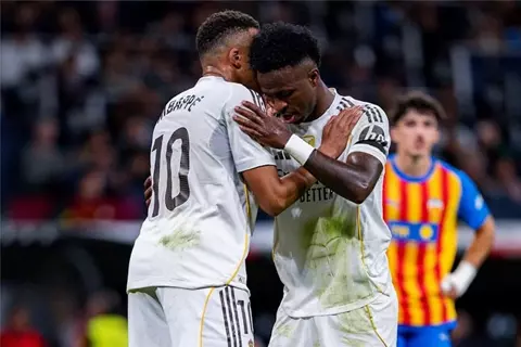 بيل يفتح النار على مبابي وفينيسيوس بعد سقوط ريال مدريد أمام ليفربول